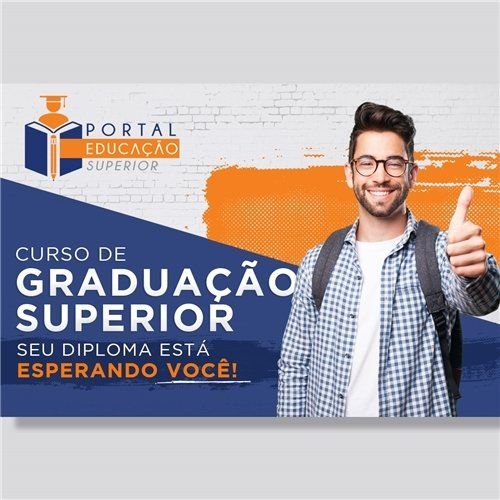 Um homem de óculos e mochila está fazendo sinal de positivo.
