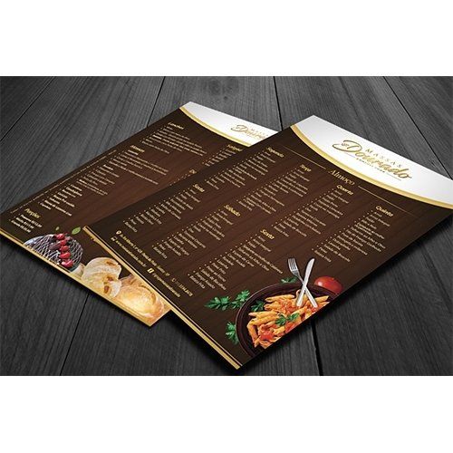 Um menu está em cima de uma mesa de madeira.
