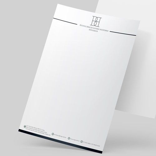 Um papel timbrado com um logotipo está sobre uma mesa.