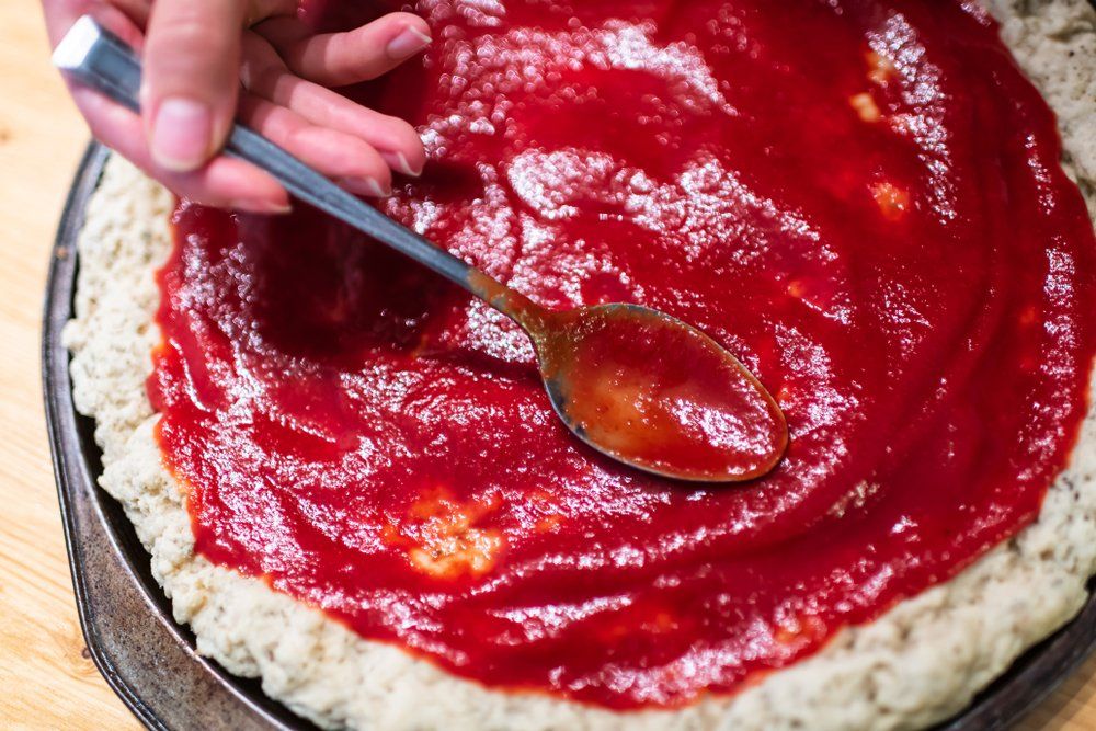 Salsa di pomodoro sulla pizza