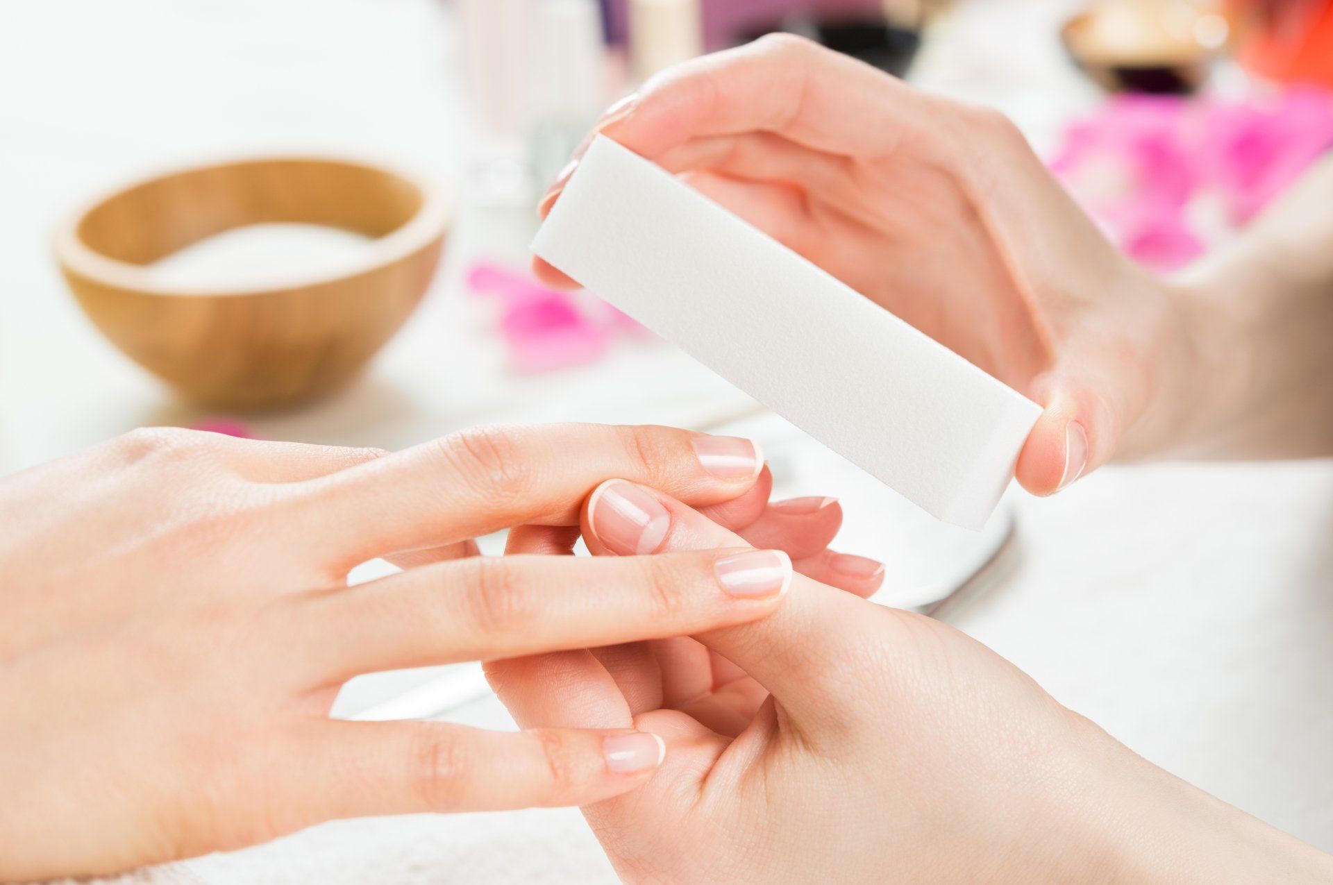 Eine Frau lässt sich in einem Nagelstudio die Nägel machen.