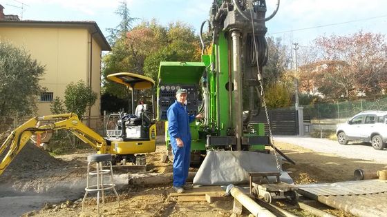 Un tecnico che aziona una trivella cingolata per ricerche idriche