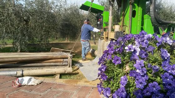 Un tecnico specializzato che effettua trivellazioni per la realizzazione di pozzi a uso civile