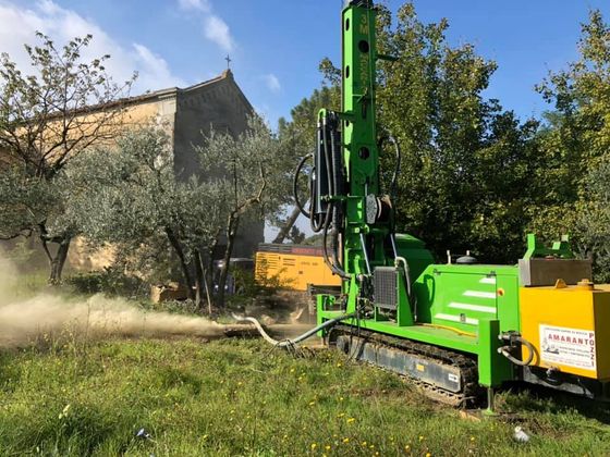 Operazione di manutenzione pozzi con macchinari all'avanguardia