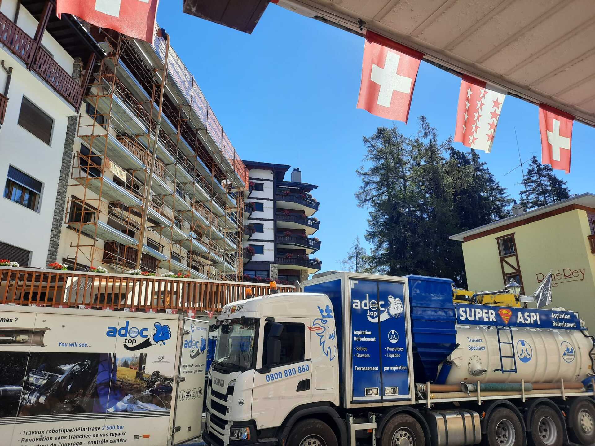 Un camion avec le mot super sur le côté est garé devant un bâtiment