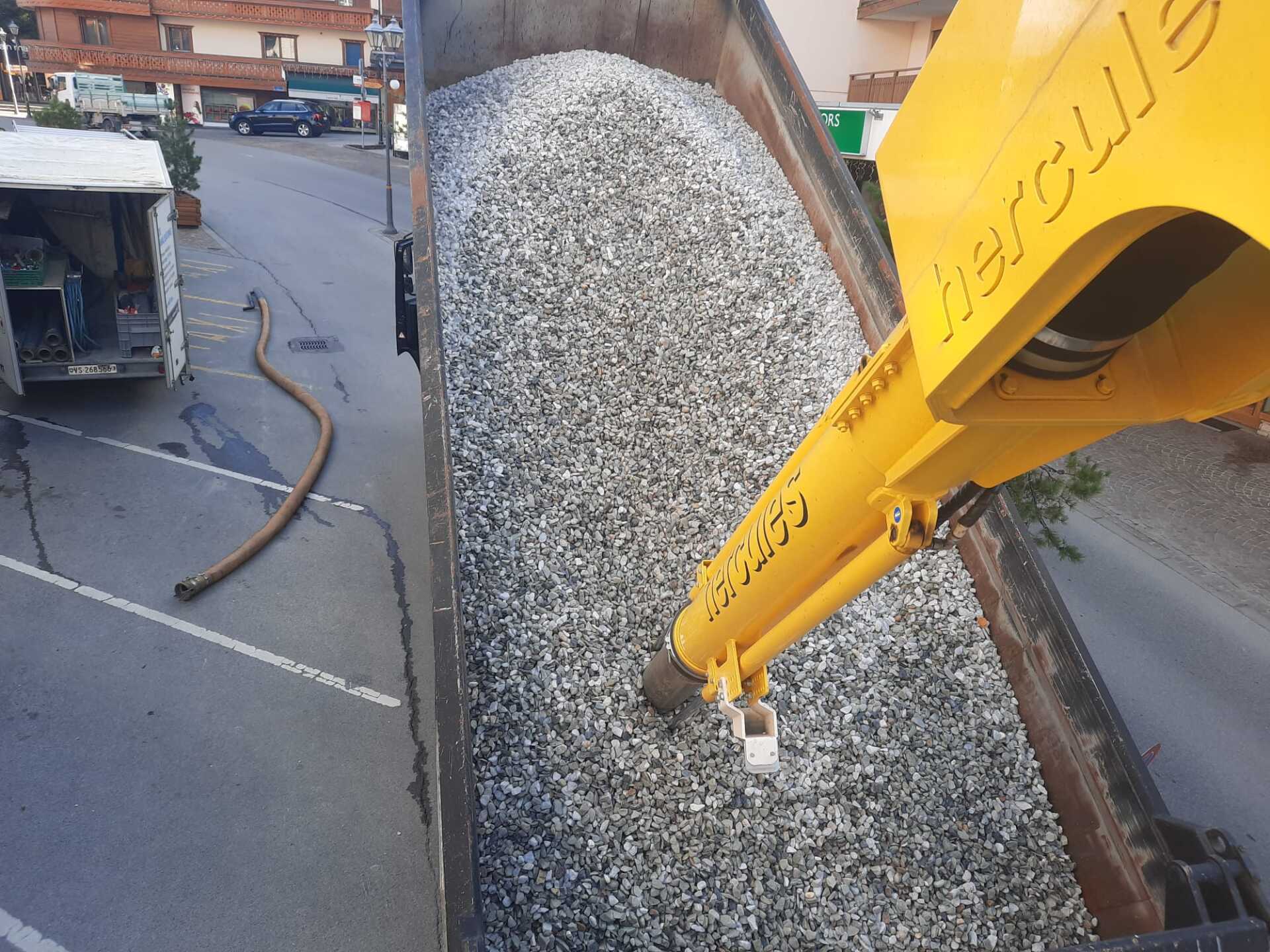 Un gros tas de gravier est chargé dans un camion Hercules