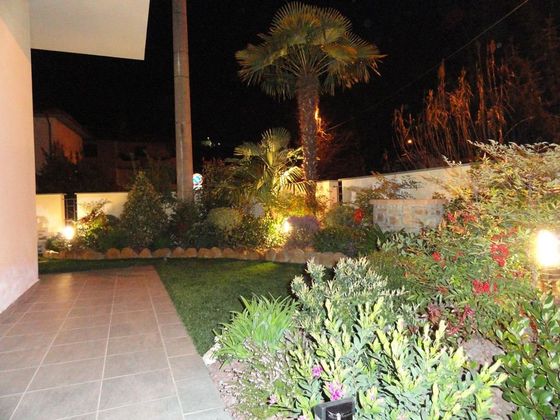 casa con aiuole illuminate