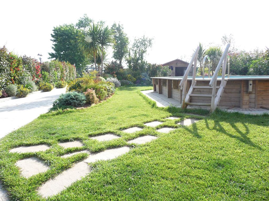 villa con vegetazione rigogliosa e piscina