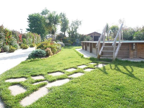 villa con vegetazione rigogliosa e piscina