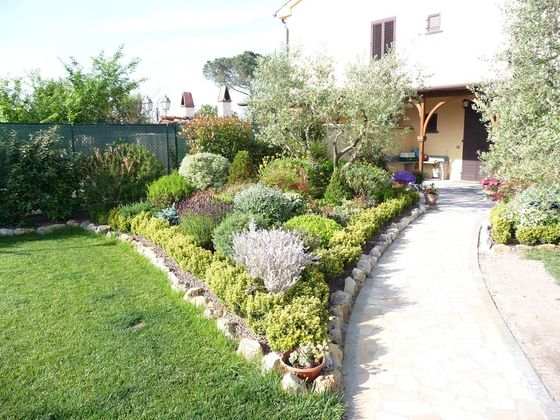 villa con vegetazione rigogliosa