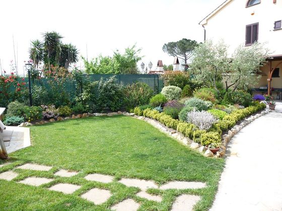giardino con pavimentazione in pietra