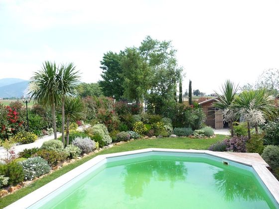 villa con ampia piscina