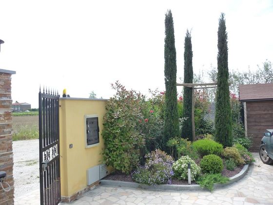 ingresso di una villa con piscina