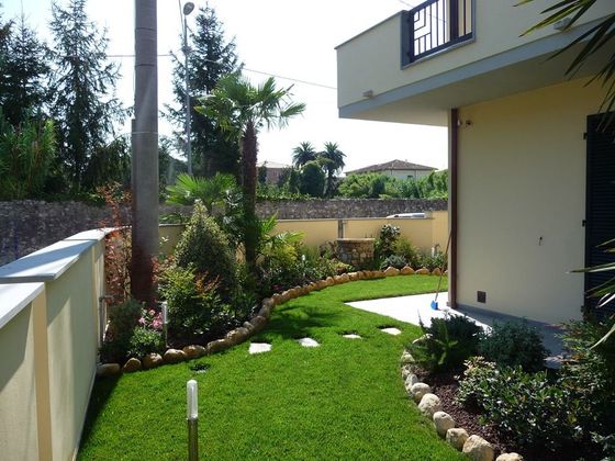 muro di recinzione di una villa con alberi e giardino