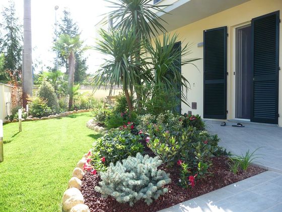 aiuola all'ingresso di una villa con giardino