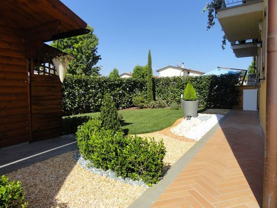 villetta con siepe e prato all'inglese
