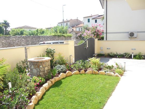 giardino con pozzo in muratura