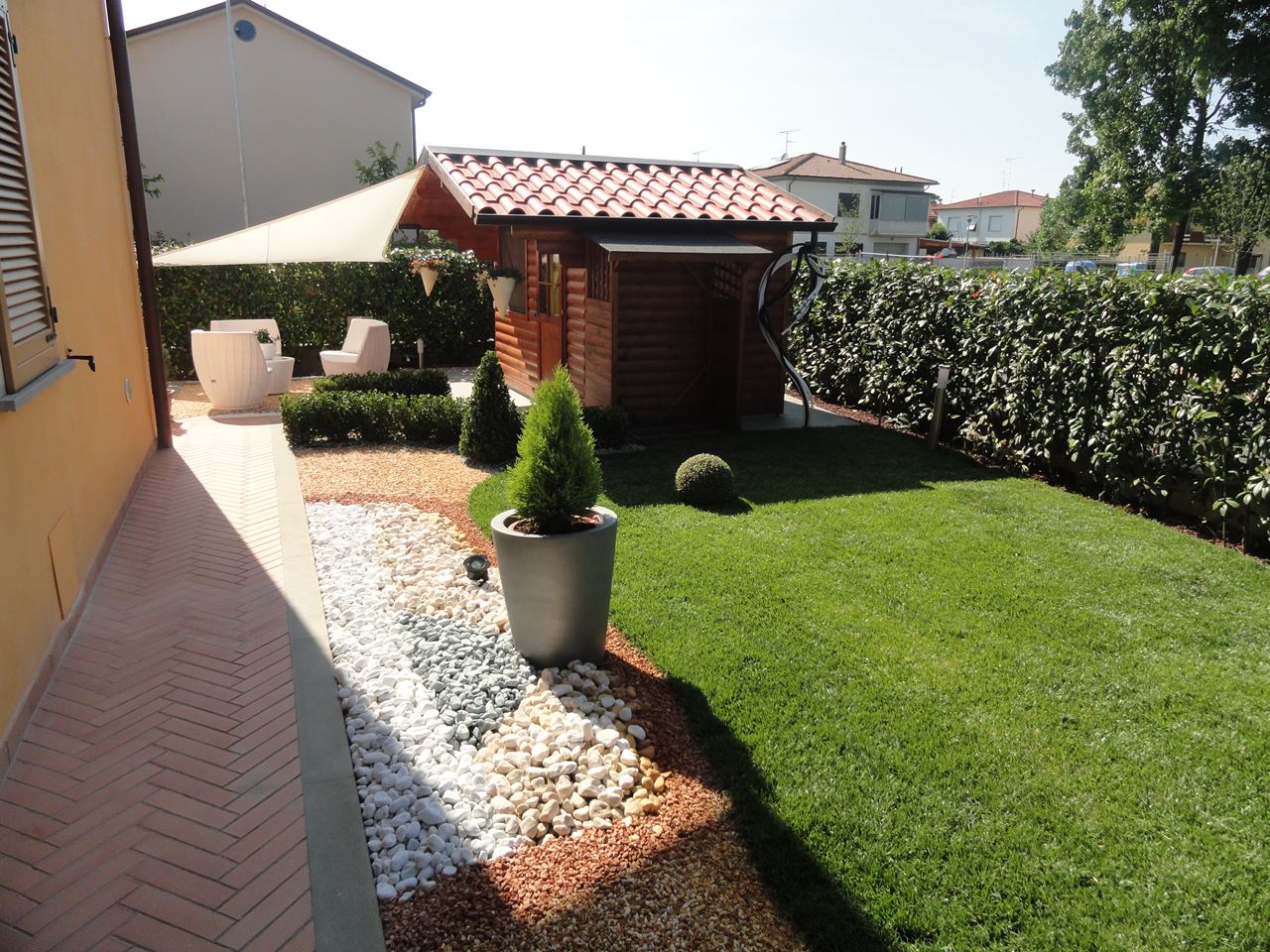 villa con giardino e siepe