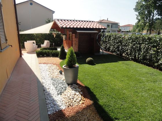villa con giardino e siepe