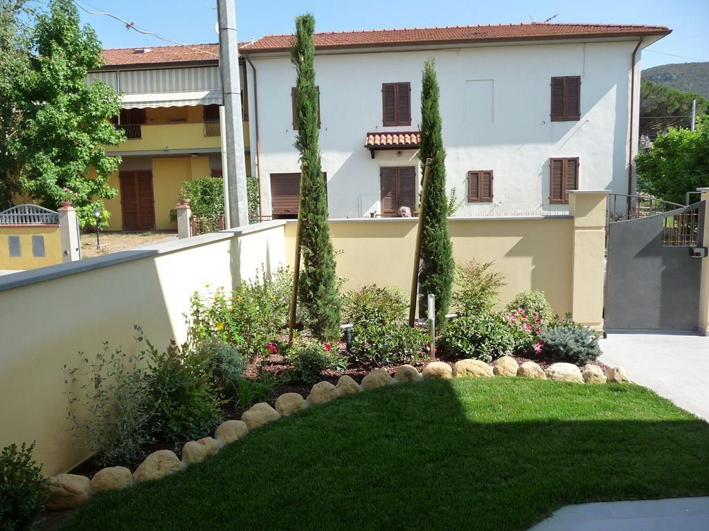 giardino con alberi e addobbi