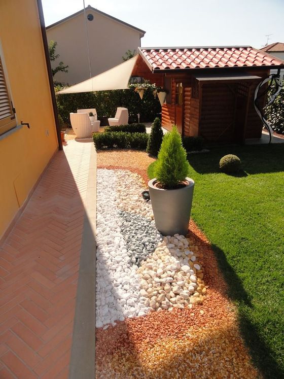 villetta con giardino e pavimentazione esterna in cotto