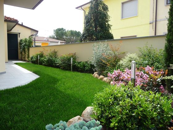 esterno di una casa con giardino