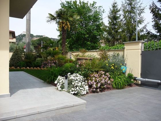 fiori all'esterno di una villa con giardino