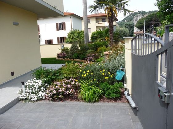 piante fiorite all'ingresso di una villa