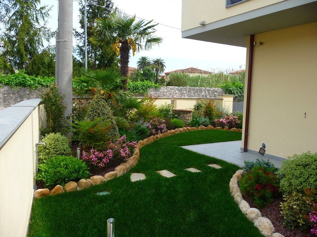 aiuole fiorite in villa con giardino