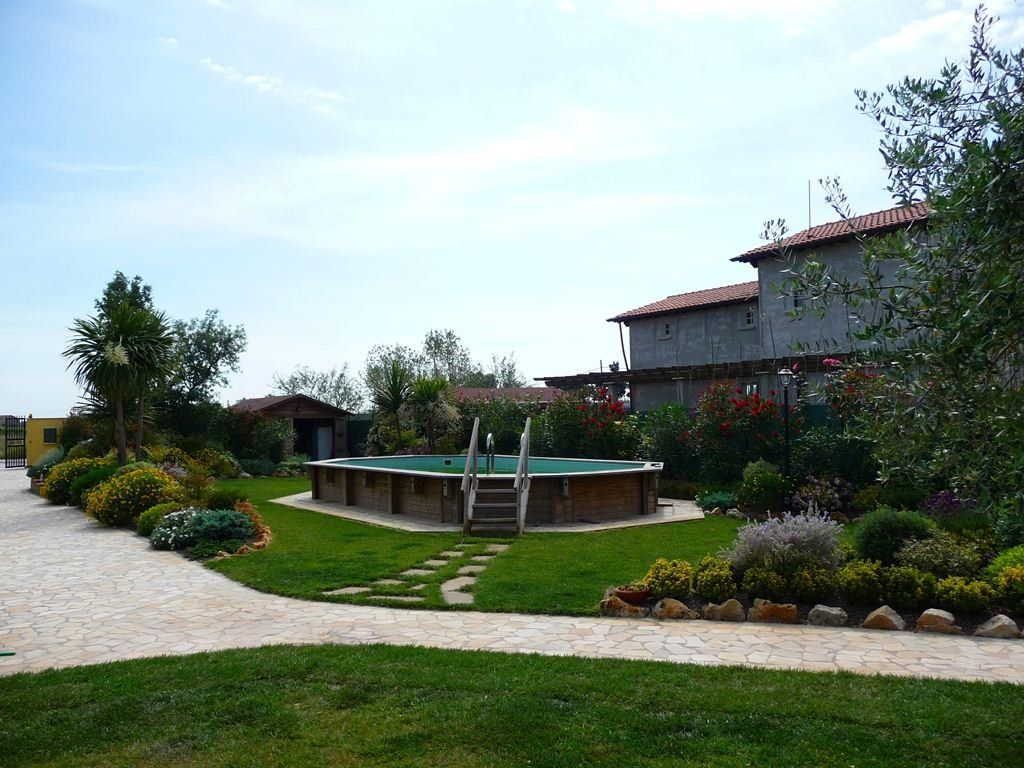 piscina in un prato