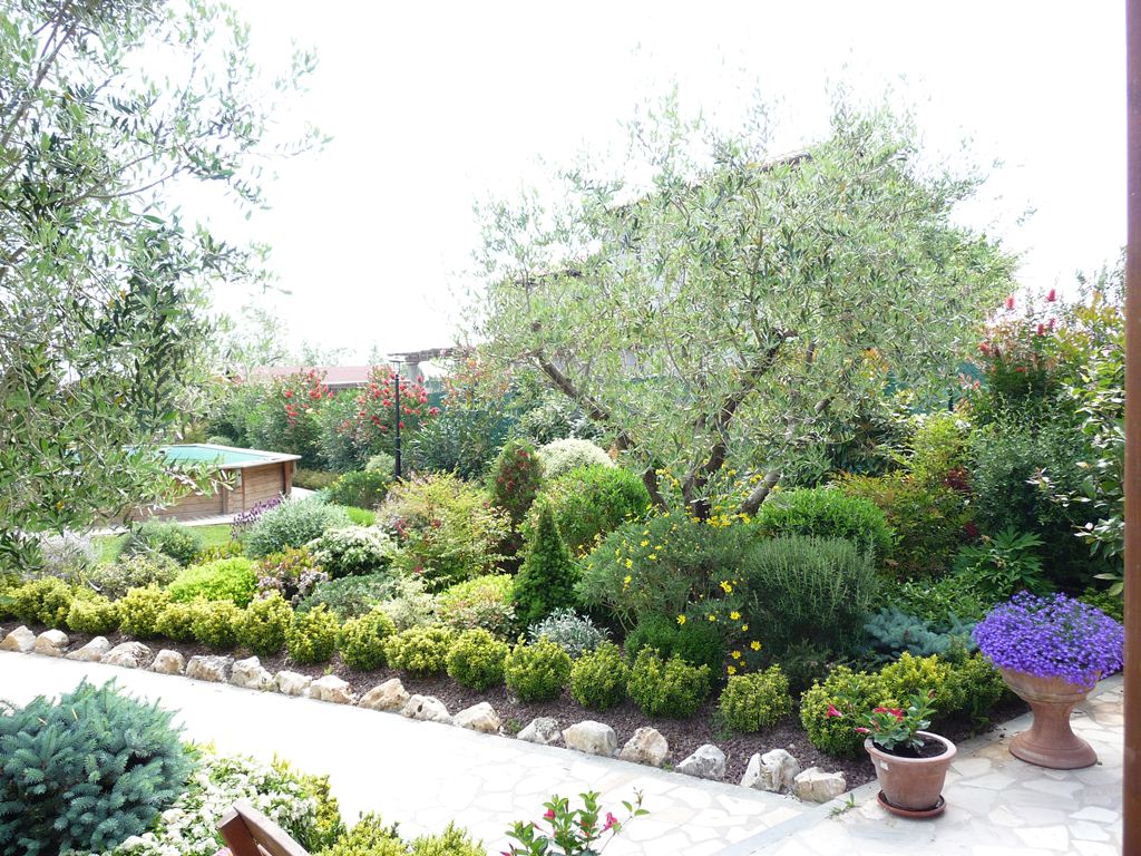 aiuola con vialetto in pietra in villa