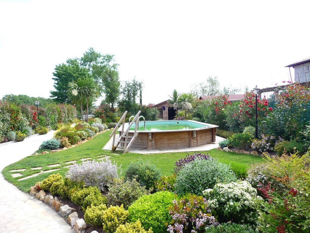 prato con piscina
