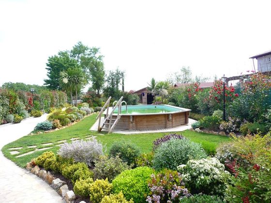 prato con piscina