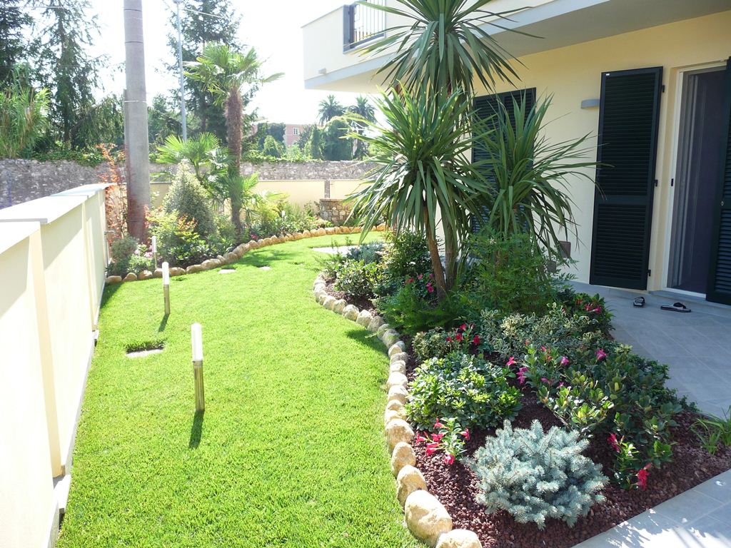 aiuola fiorita in villa con giardino