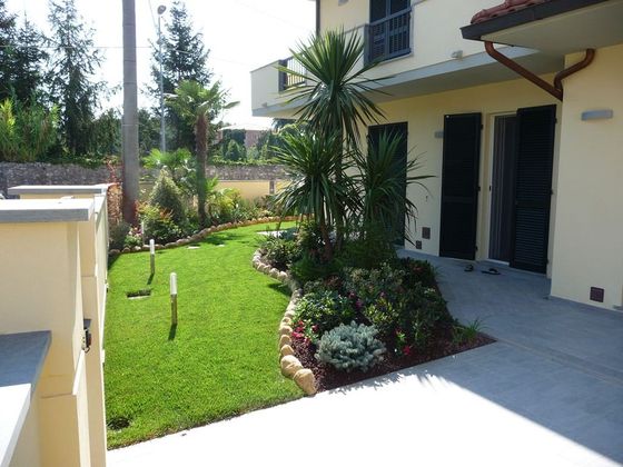 villa con giardino e aiuole