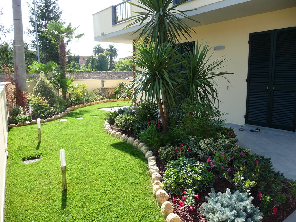 villa con giardino curato