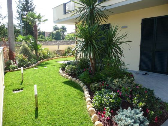 villa con giardino curato