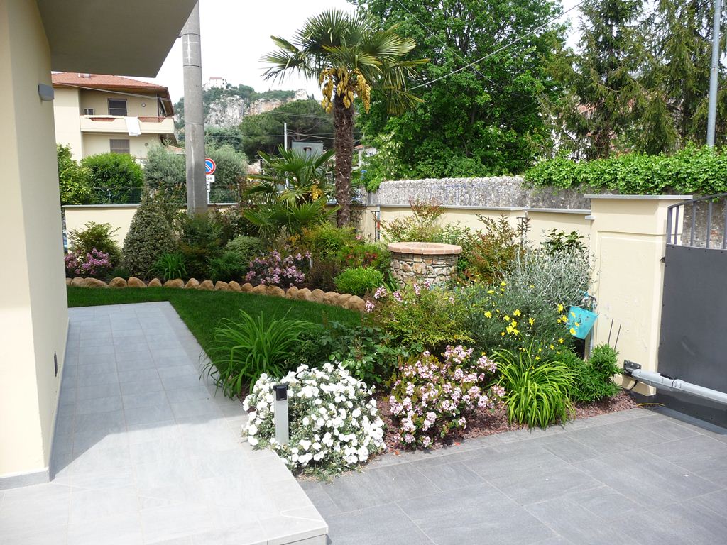 esterno di una villa con giardino