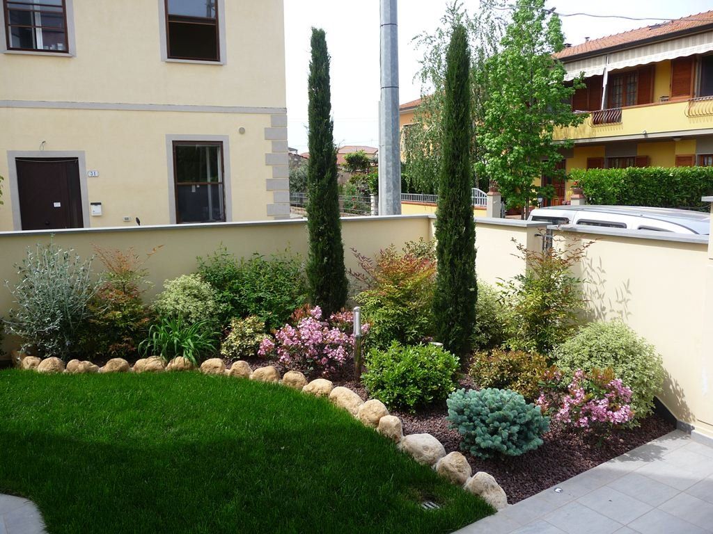 esterno di villa con giardino