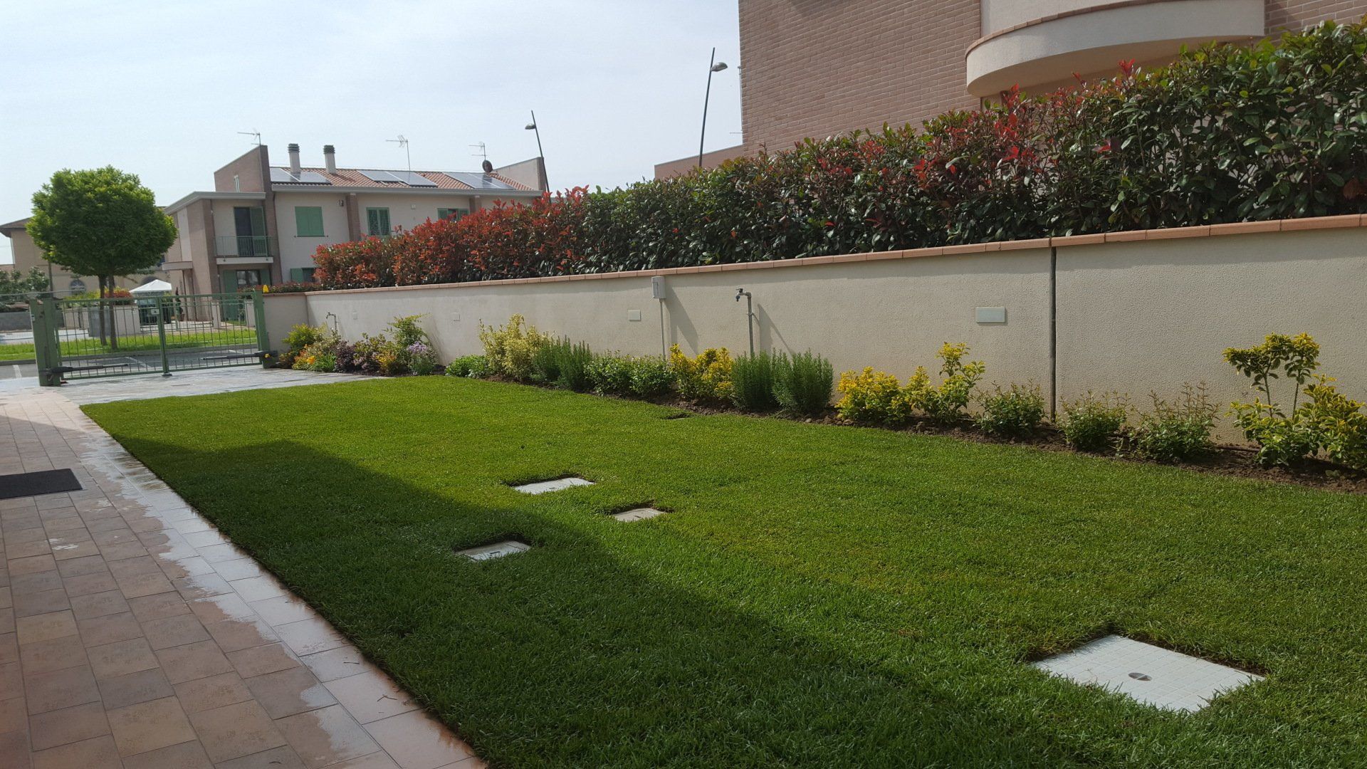 villetta con giardino e muro di recinzione con fiori