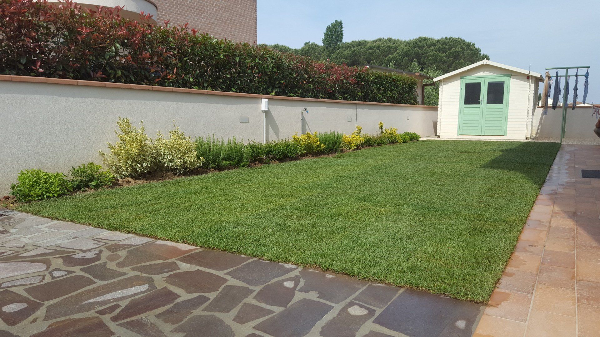 giardino e muro di recinzione con fiori
