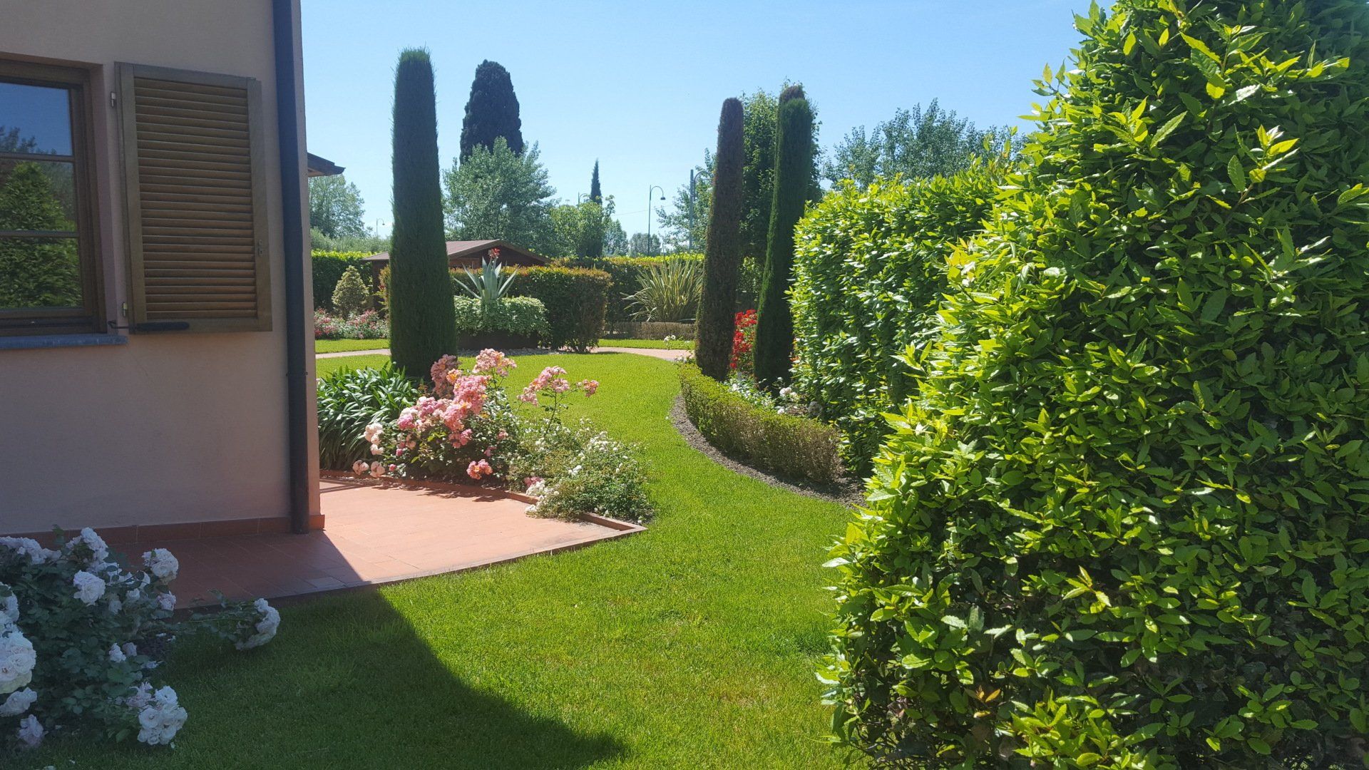 villa con prato e alberi curati