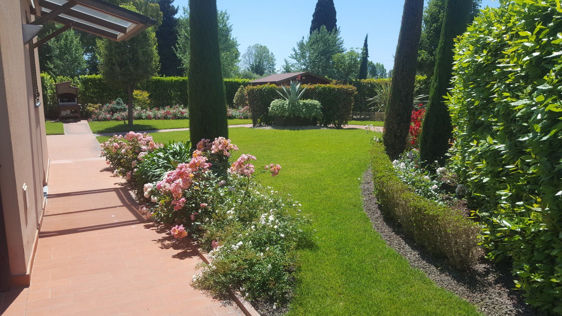 villa con ampio prato appena tagliato