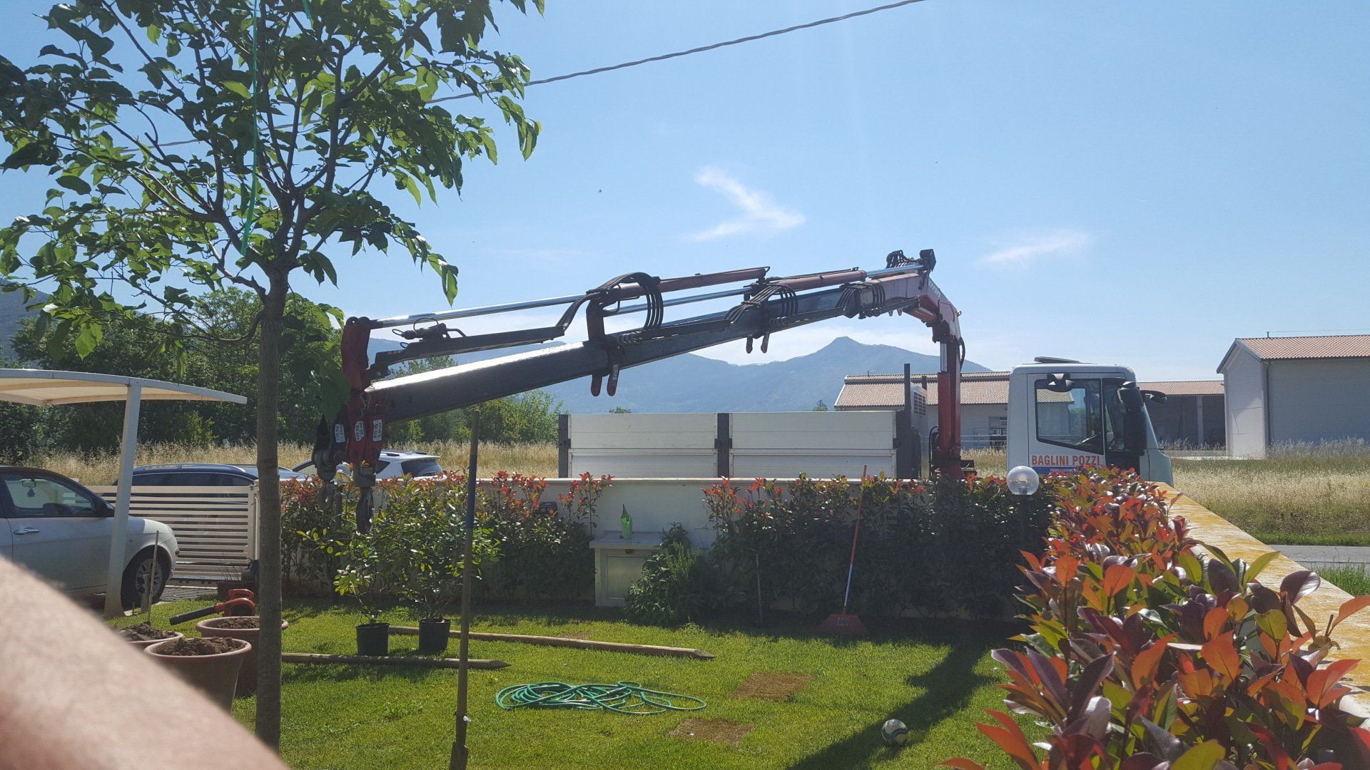 furgone con braccio meccanico per trasporto piante
