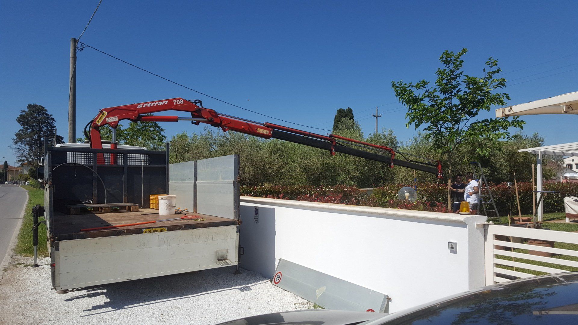 furgone con braccio meccanico per realizzazione giardini