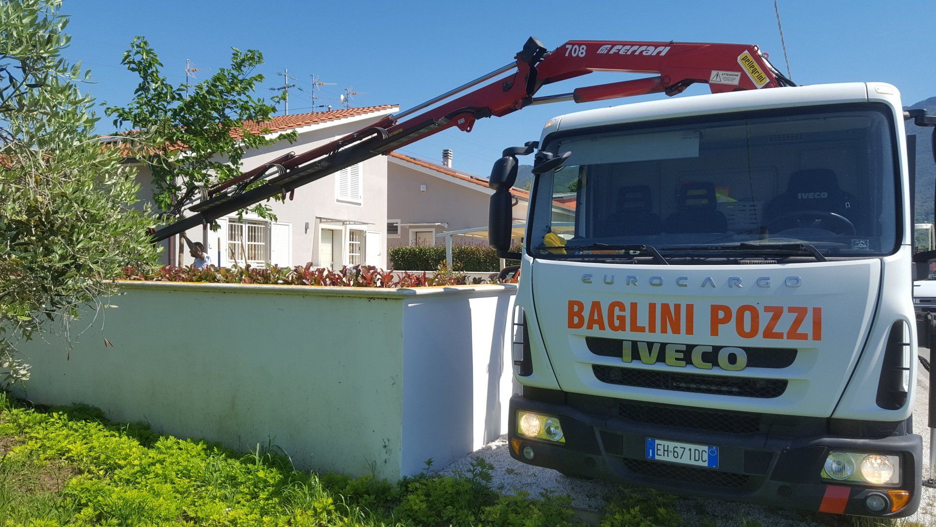 furgone con braccio meccanico per trasporto alberi