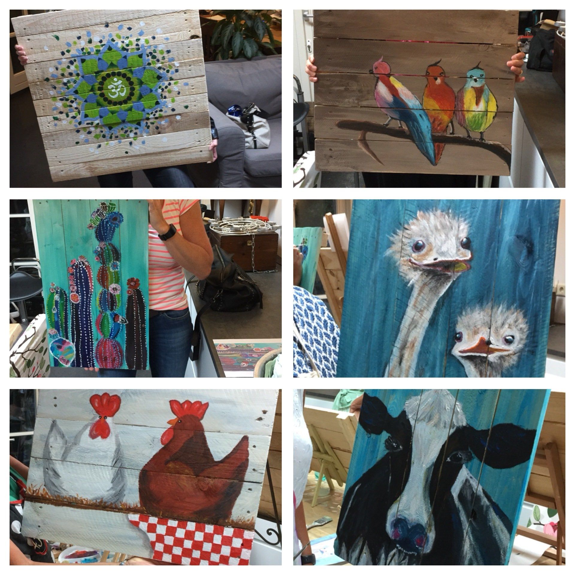 Zes foto's van kleurrijk beschilderde houten panelen met vogels en kippen op een ambachtsmarkt.