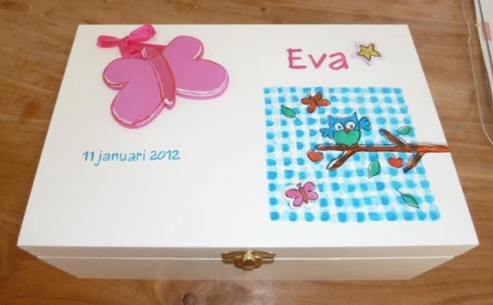 Witte bewaardoos met roze vlinder, blauwe vogelmotief, de naam Eva en de datum 11 januari 2012.
