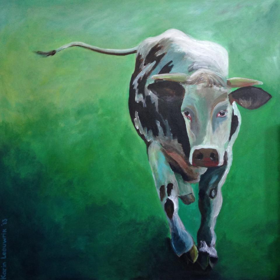 Een wit-zwarte koe loopt naar de kijker toe tegen een groene achtergrond, geschilderd in een expressieve stijl.