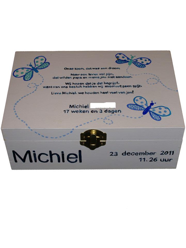 Witte geschenkdoos met blauwe vlinders, met opschrift 